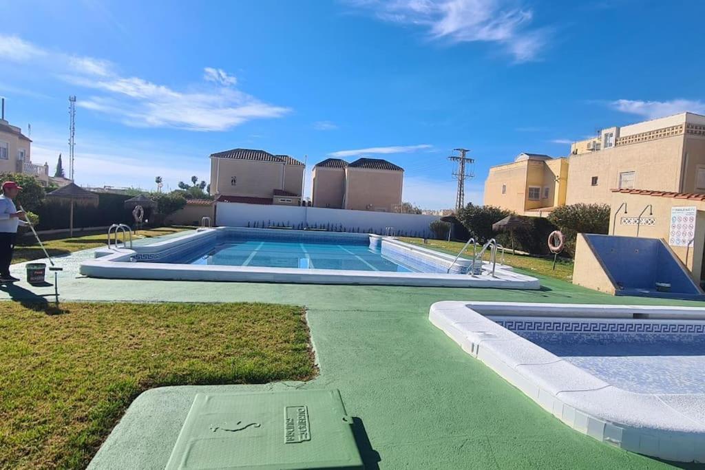 Bungalow Avec Piscine 托雷维耶哈 外观 照片